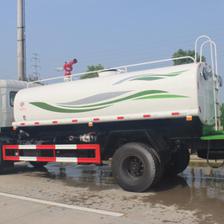 天錦底盤發(fā)動機(jī)馬力與灑水車廠家圖片詳解